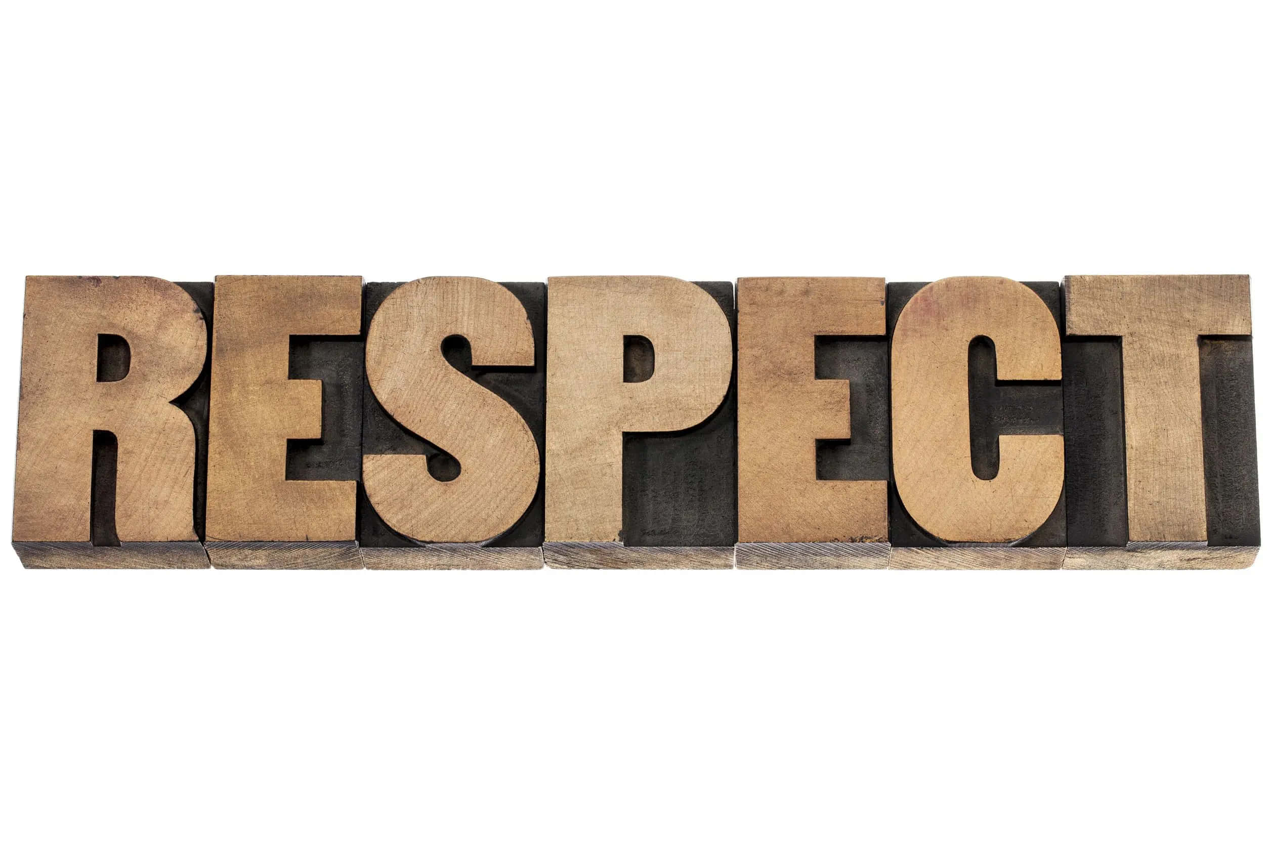 木製字塊拼出「尊重」字樣 壁紙 — 由復古木活字塊組成的單詞 RESPECT，置於純白背景之上。