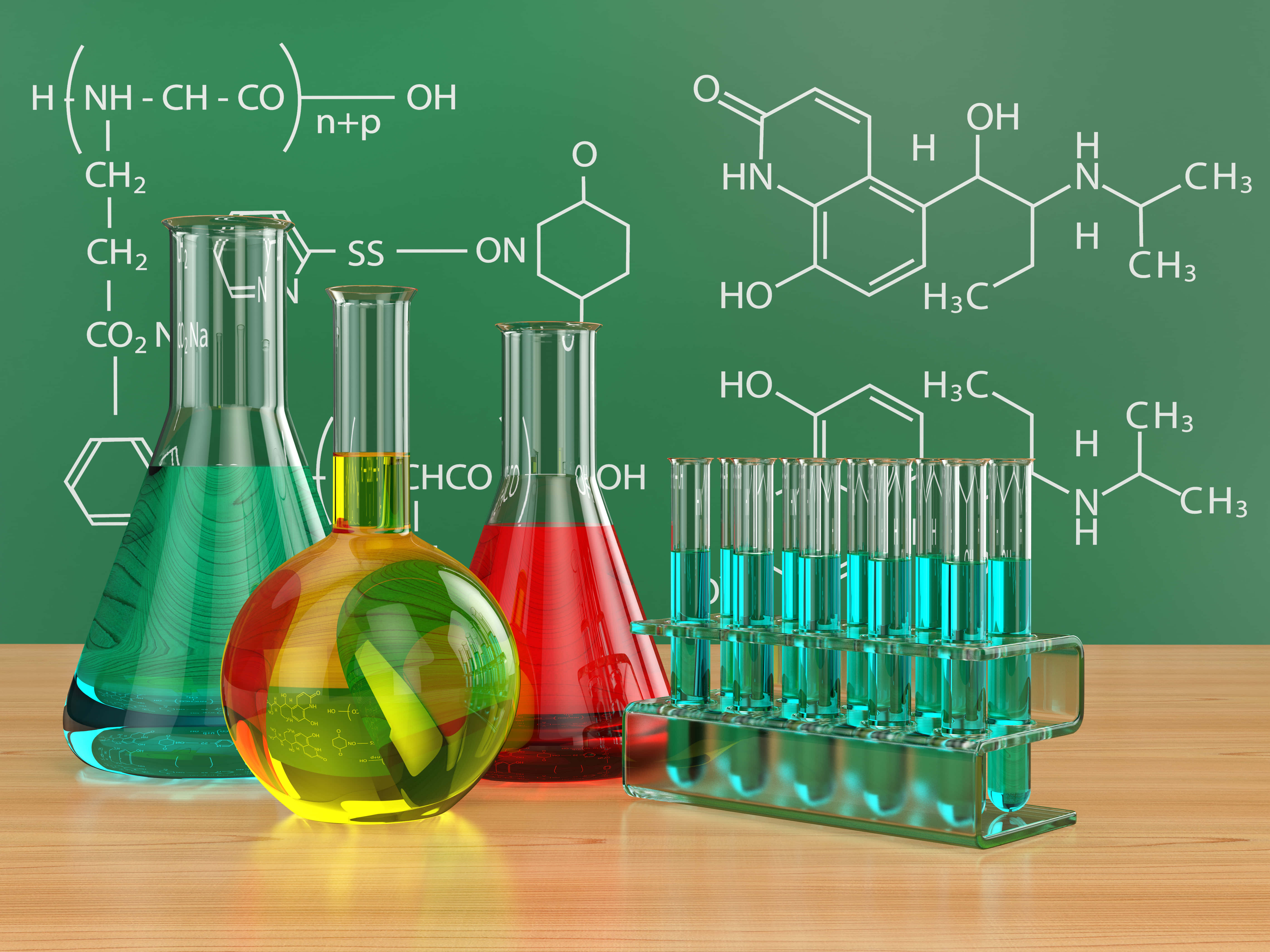 Chemistry 桌布 壁紙 — 木製實驗枱上玻璃器皿中嘅鮮豔化學溶液，分子式漂浮喺綠色黑板背景上。