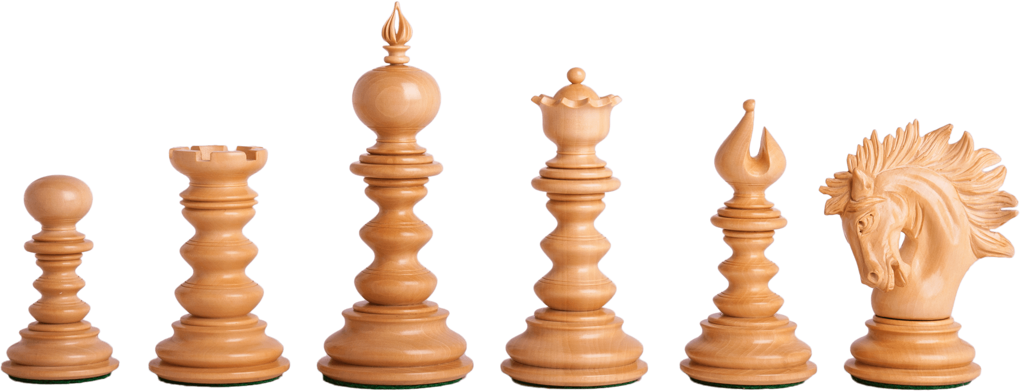 木製棋子套裝 壁紙 — 六個精雕細琢的木製國際象棋棋子排成一列，在純黑背景下展現其細緻工藝。