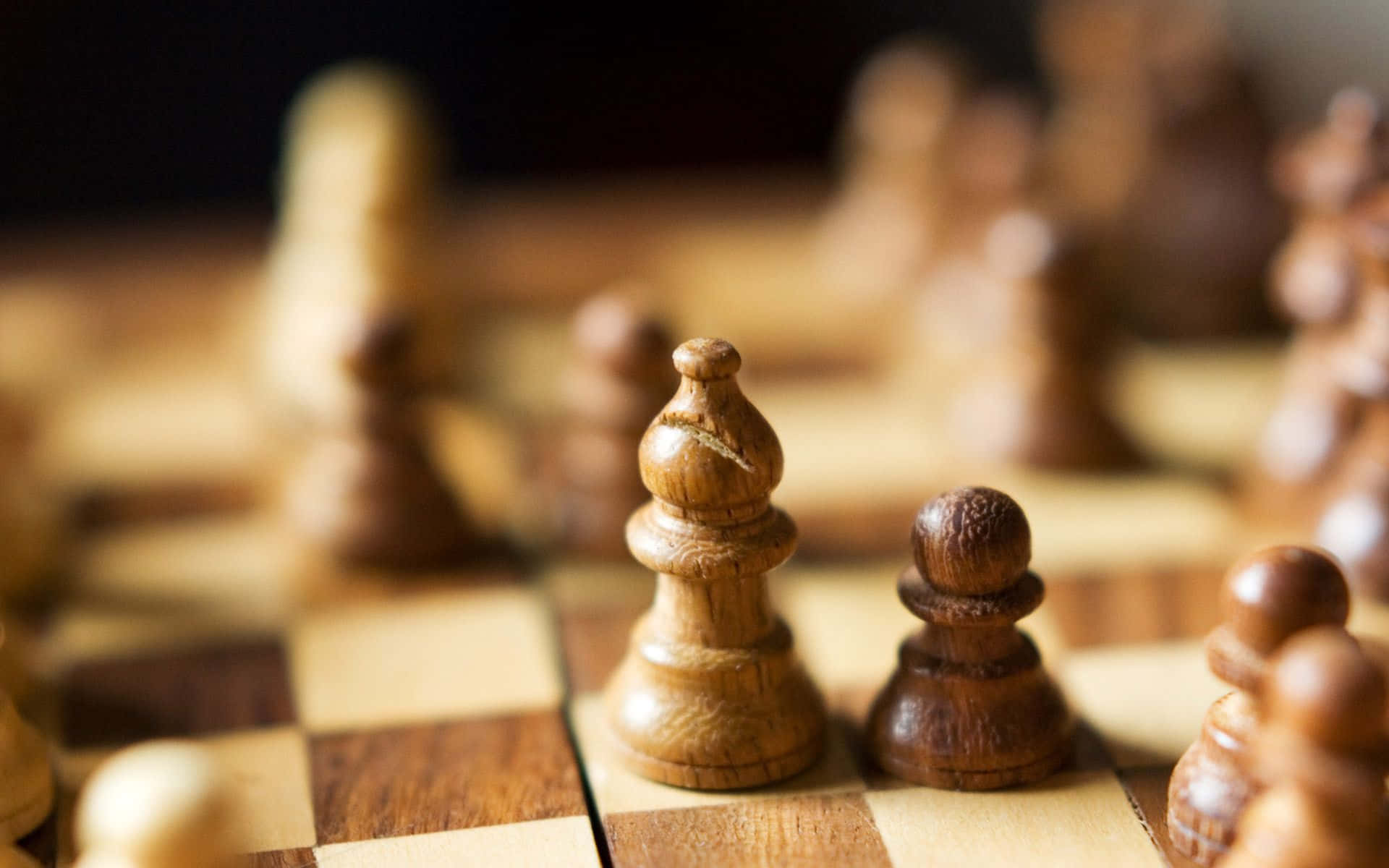 木製棋盤上的國際象棋棋子 壁紙