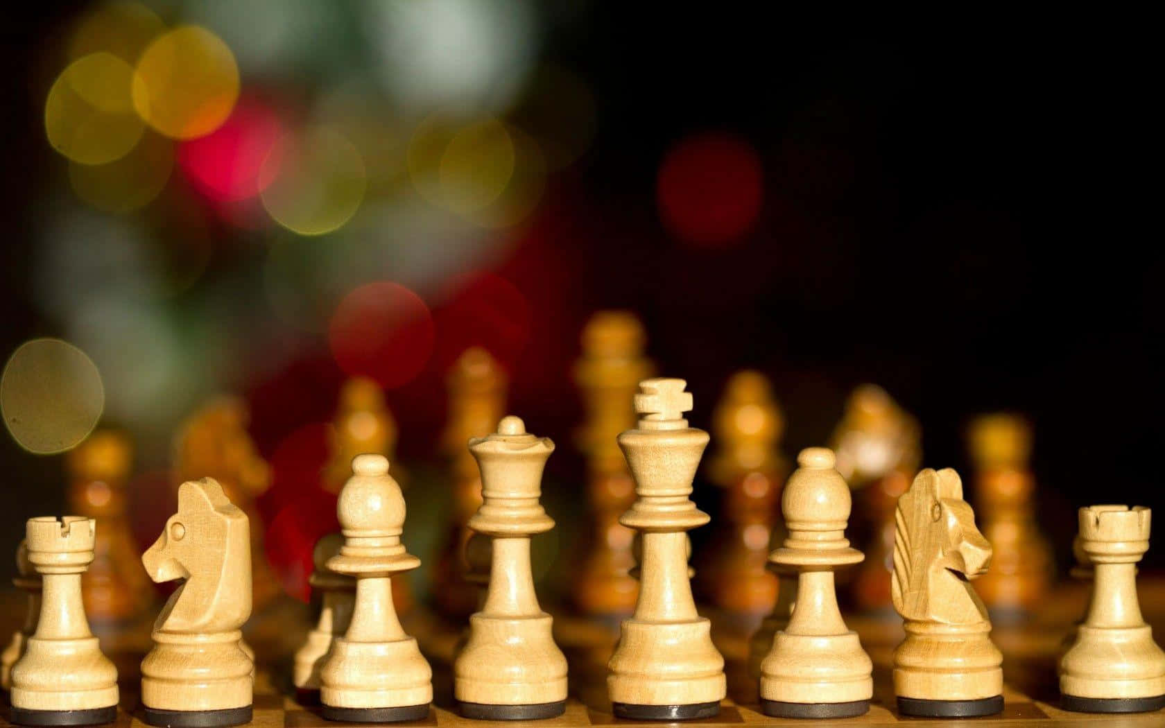 木製棋盤上的國際象棋棋子，背景帶有散景效果 壁紙