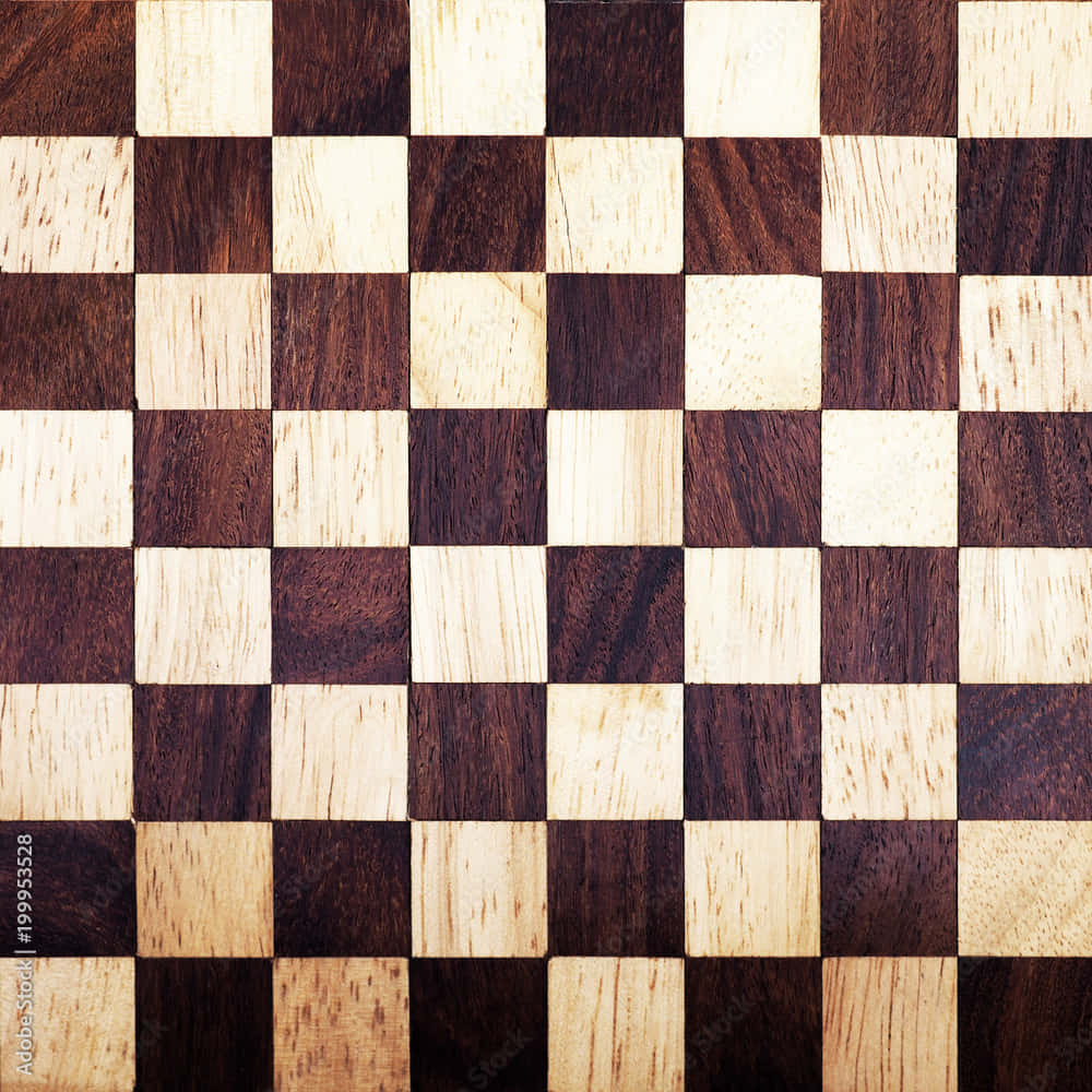 Chessboard 桌布 壁紙 — 木製棋盤的特寫，深淺啡色方格交替排列，展現天然木紋圖案。