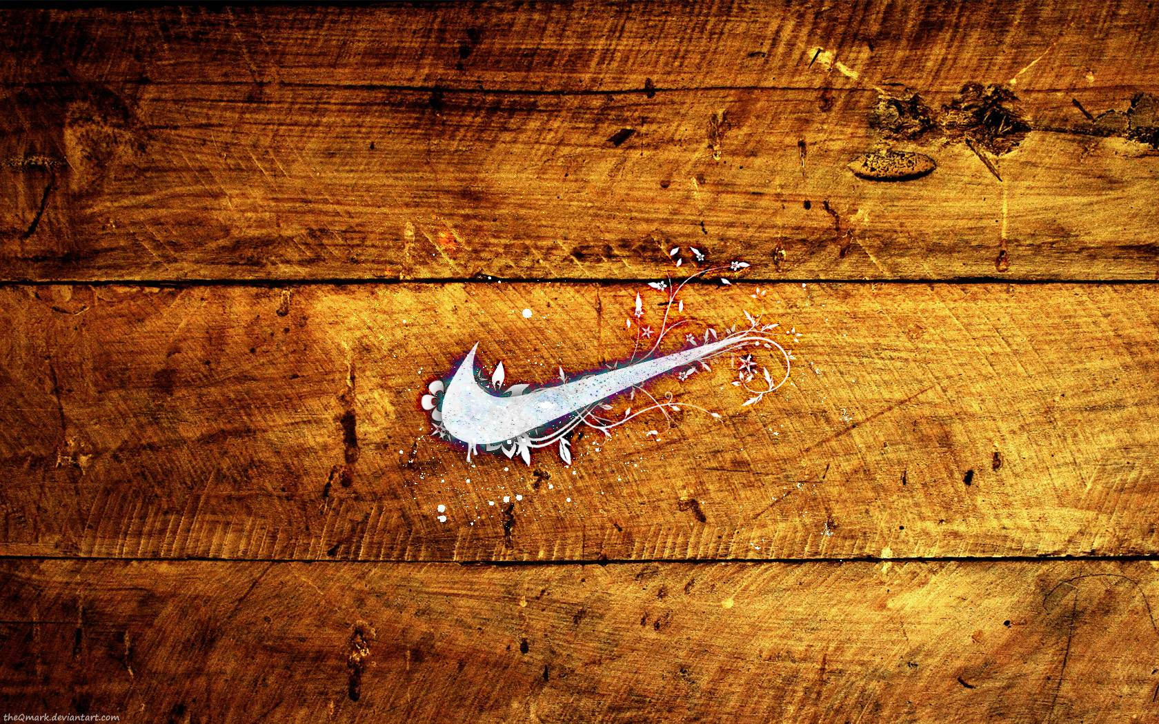 木質背景上的酷炫耐克標誌 壁紙 — 一個銀色Nike剔勾標誌，濺上白色油漆，放在風化的木板上，帶有豐富的金棕色調。