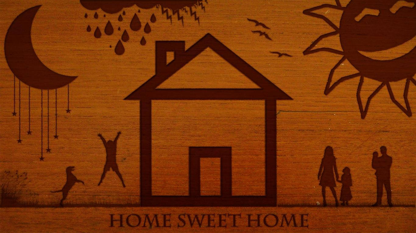 木質背景家庭剪影「家是甜蜜的家」 壁紙 — 木製雕刻標誌，上面有「HOME SWEET HOME」文字以及家庭、狗、房子、跳躍的太陽、月亮、星星和鳥類的剪影。