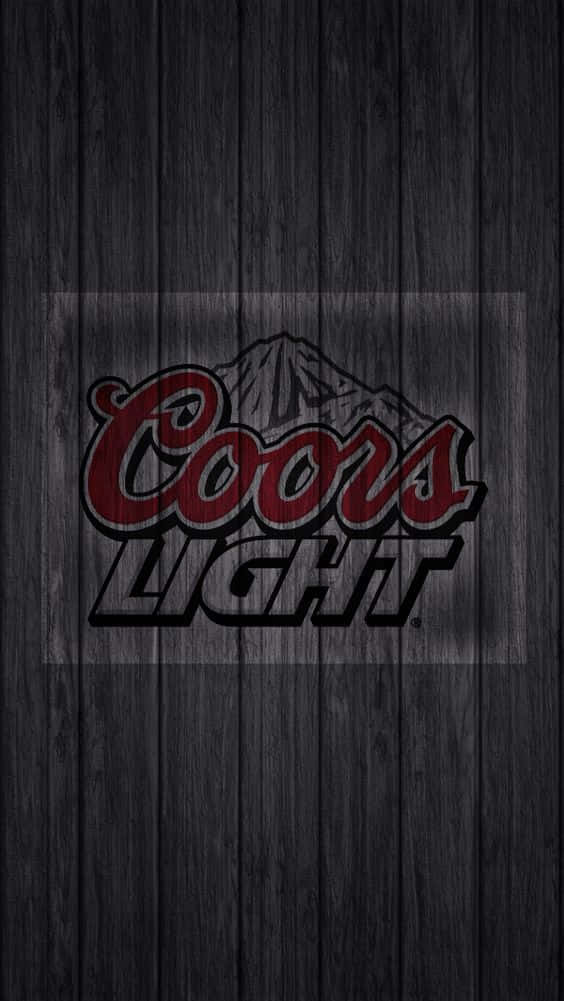 深色木質背景上的 Coors Light 啤酒標誌