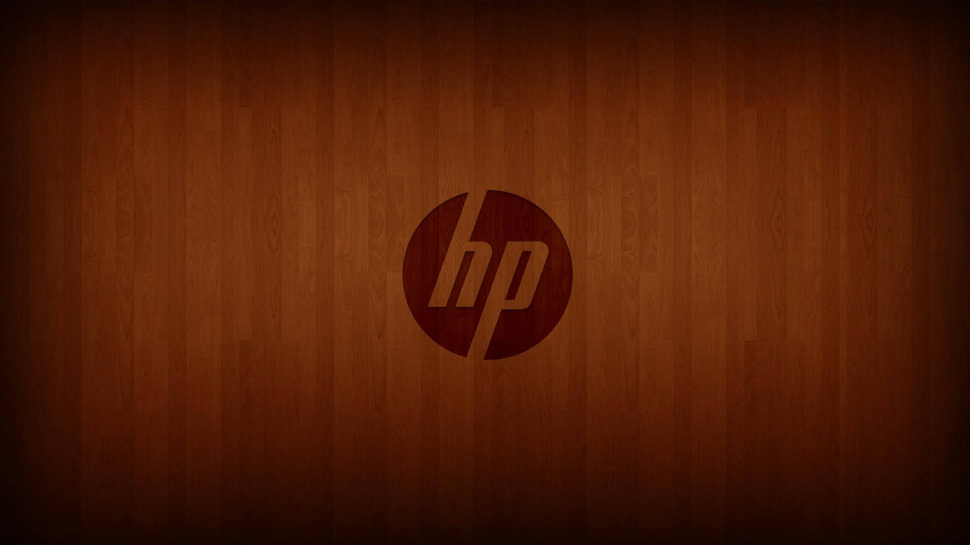 HP 標誌在木紋背景上，帶有漸層照明。