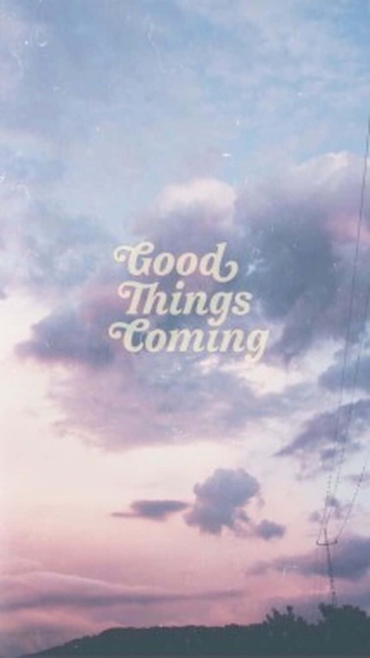 粉彩天空，有雲和振奮人心的訊息 Good Things Coming 在暮色中。