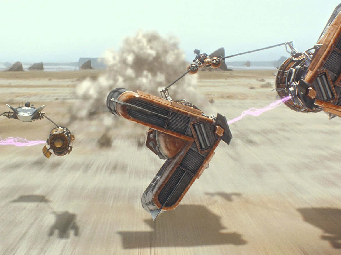 Podracing 桌布 壁紙 — 未來太空船在塵土飛揚的沙漠戰場上穿梭，互相發射紫色能量光束。