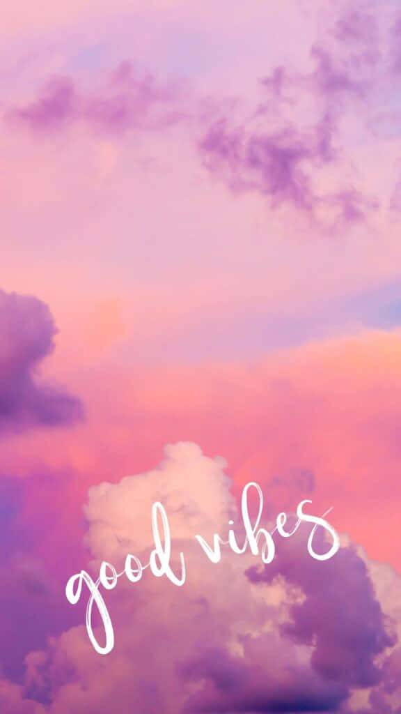 粉紅色和紫色雲朵，帶有白色字體的 good vibes 文字