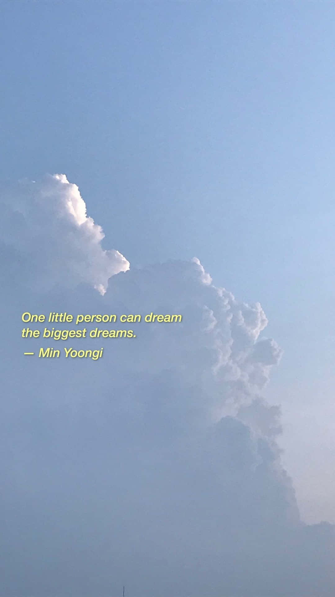 勵志語句覆蓋在藍天白雲上。