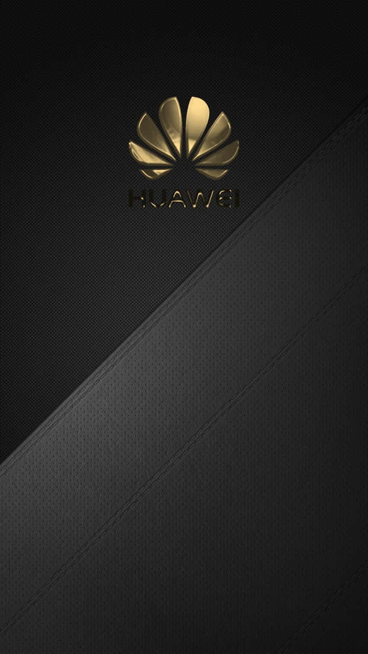 未來已至 壁紙 — 一款時尚的黑色紋理牆紙，金色Huawei標誌居中於品牌名稱上方。
