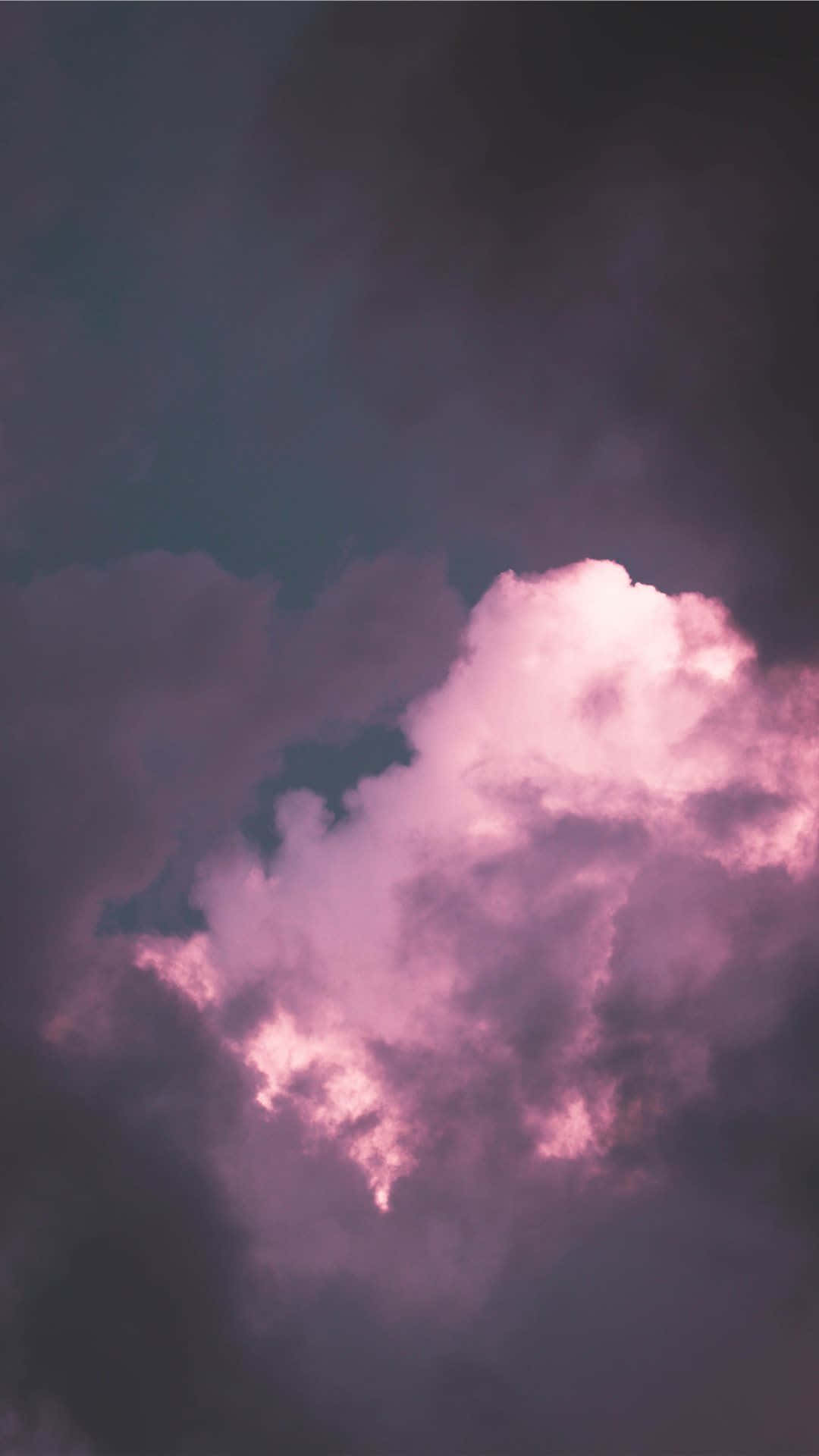 紫色暮色天空中發光的粉紅色雲彩