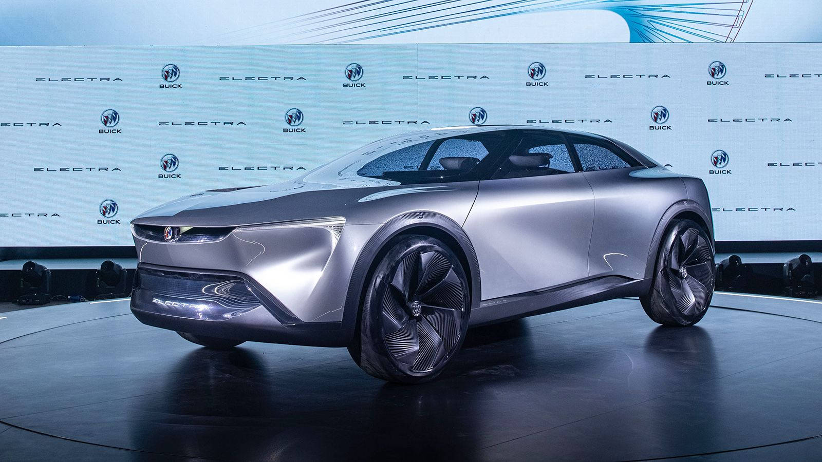 銀色未來感Buick Electra概念車在車展上展出。
