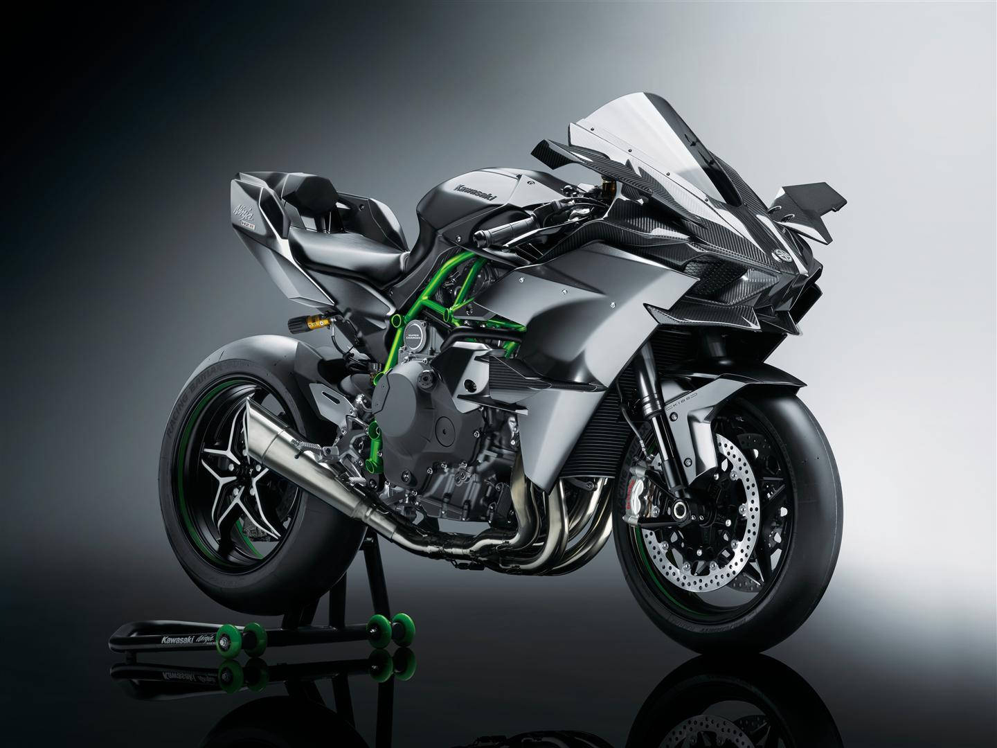 展示中的銀綠色Kawasaki運動摩托車，帶有反射表面。