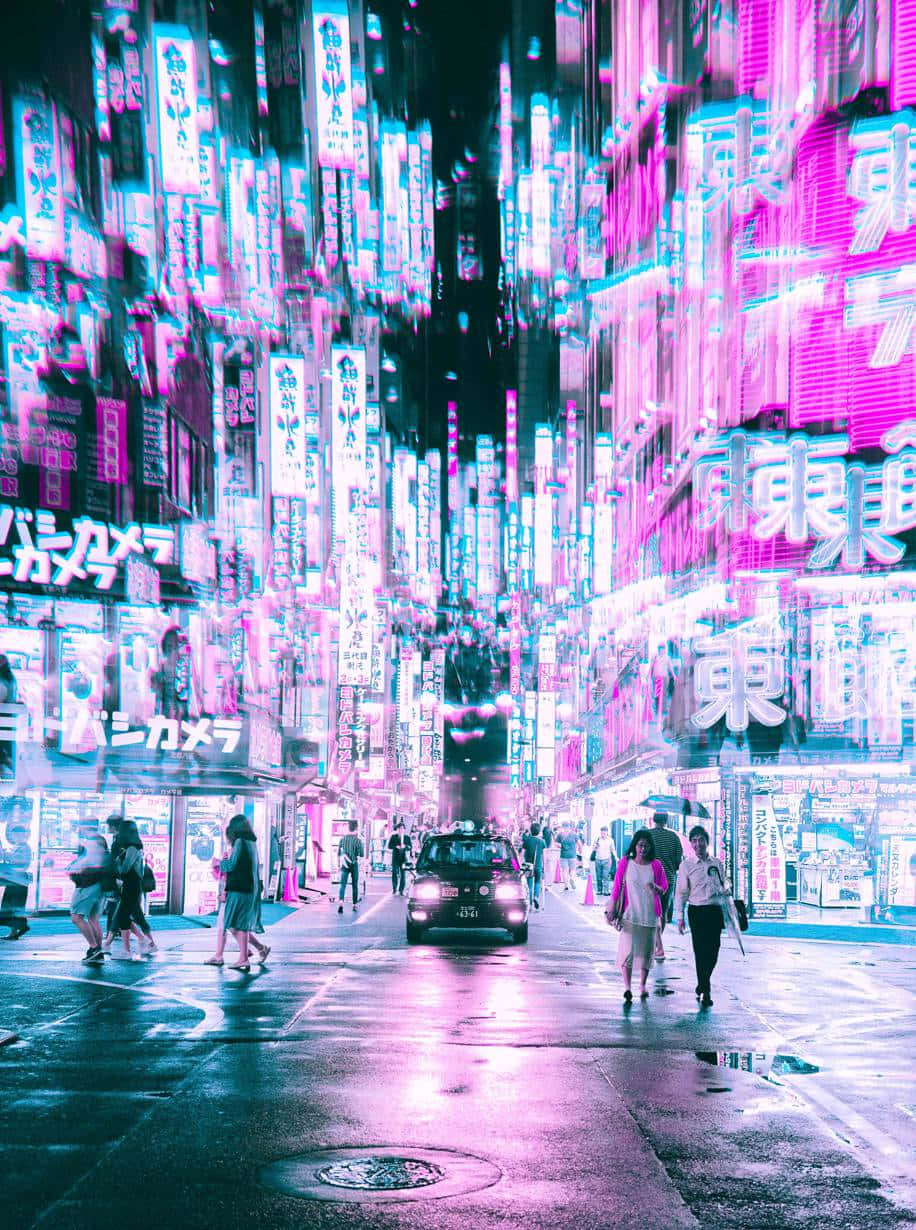 霓虹燈照亮夜晚的東京街道，濕漉漉的路面倒影與行人。