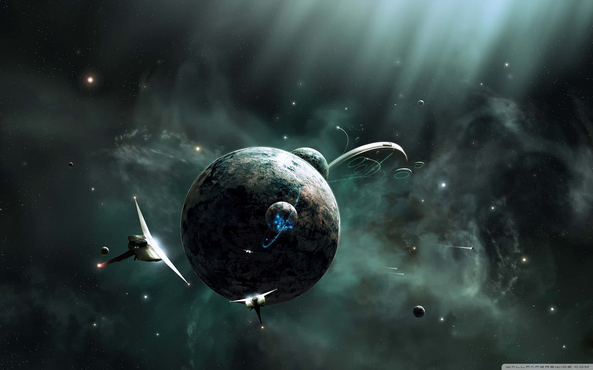 太空船在星雲中環繞一個帶有發光環和藍色月亮的行星運行。