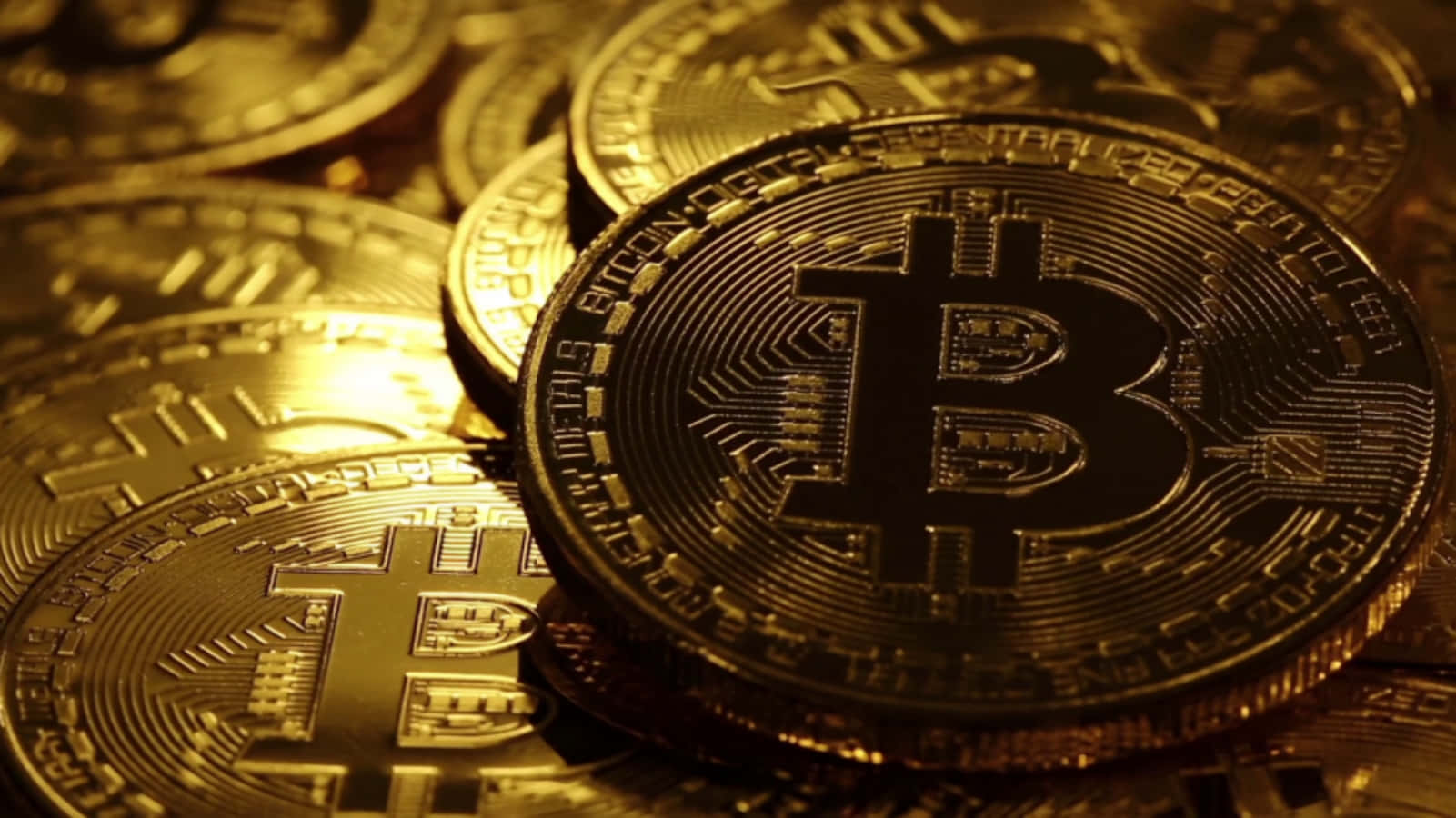 未來的貨幣 壁紙 — 金色比特幣硬幣在溫暖光線中堆疊，複雜的電路設計在聚焦照明下發光。