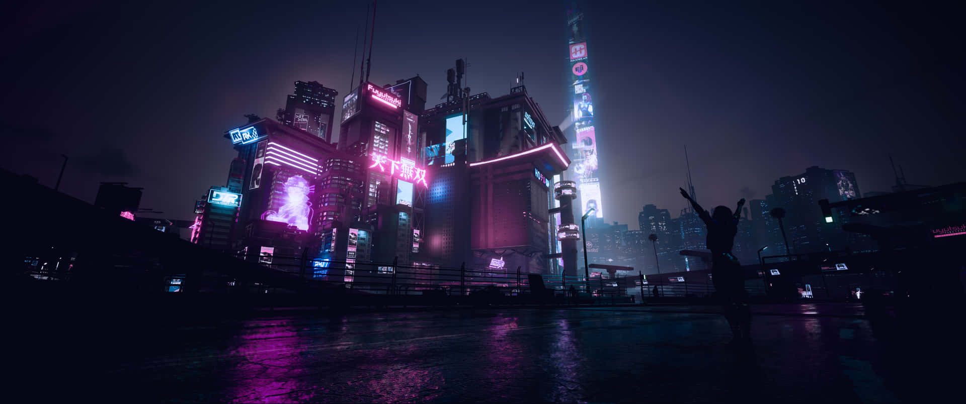 一個人在霓虹燈濕潤的雨夜城市中舉起雙臂的剪影。