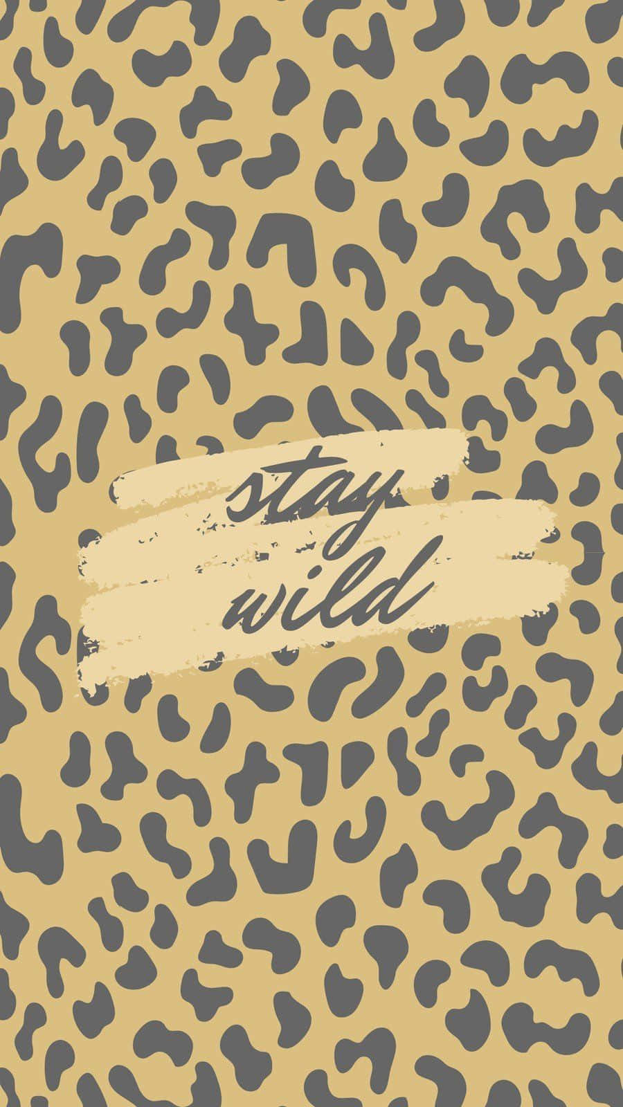 未被馴服的優雅本質 壁紙 — 大膽豹紋壁紙，帶有「stay wild」文字，採用磨損刷筆風格，米色背景。