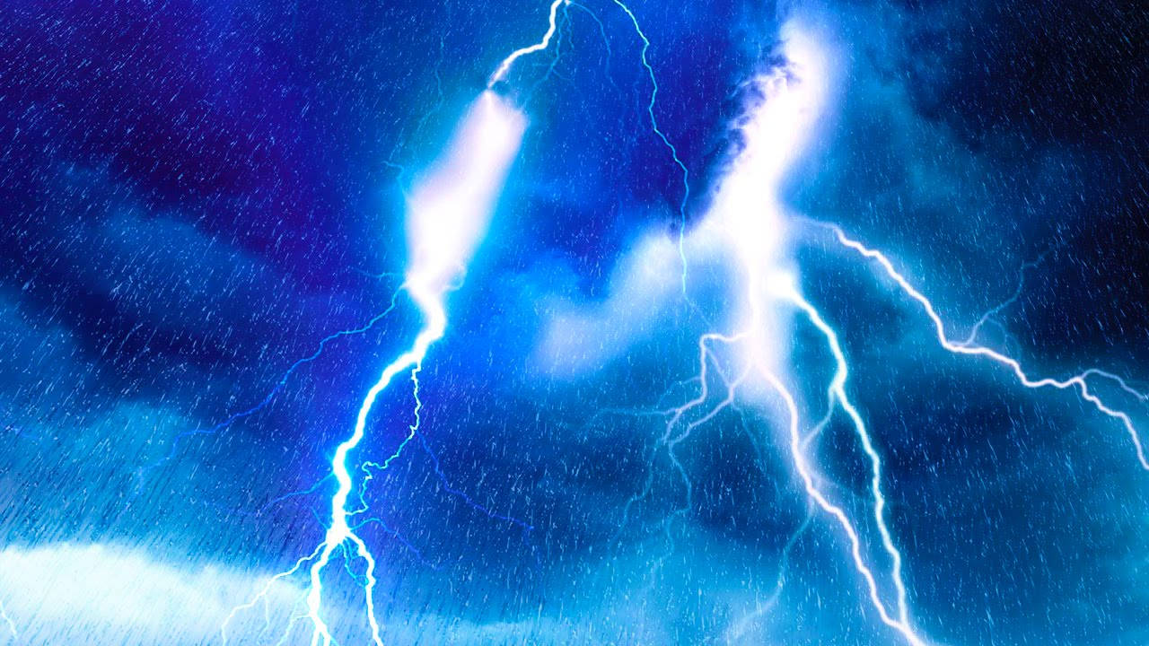 末世暴風威脅 Minecraft 世界 壁紙 — 強烈的白色閃電劃過暴風雨的藍色天空，伴隨著大雨。