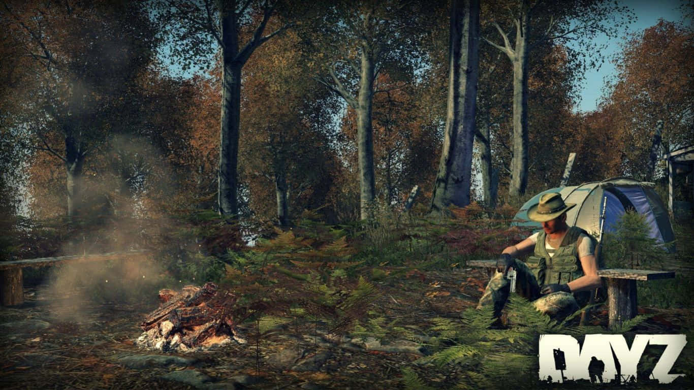 末日求生者：DayZ Epoch Mod 遊戲畫面 壁紙 — 一名倖存者在森林營地中坐在帳篷旁悶燒的火堆邊，頭上是秋樹。