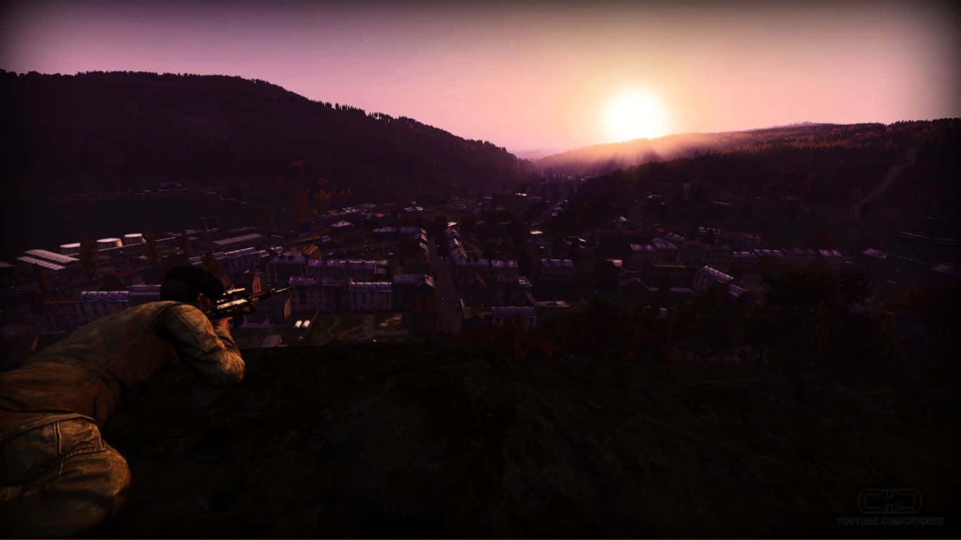 末日生存氛圍：DayZ Epoch Mod 高畫質背景 壁紙 — 一名士兵在山頂上蹲著，在日落時分瞄準步槍，俯瞰山谷小鎮，天空呈現紫色和橙色。
