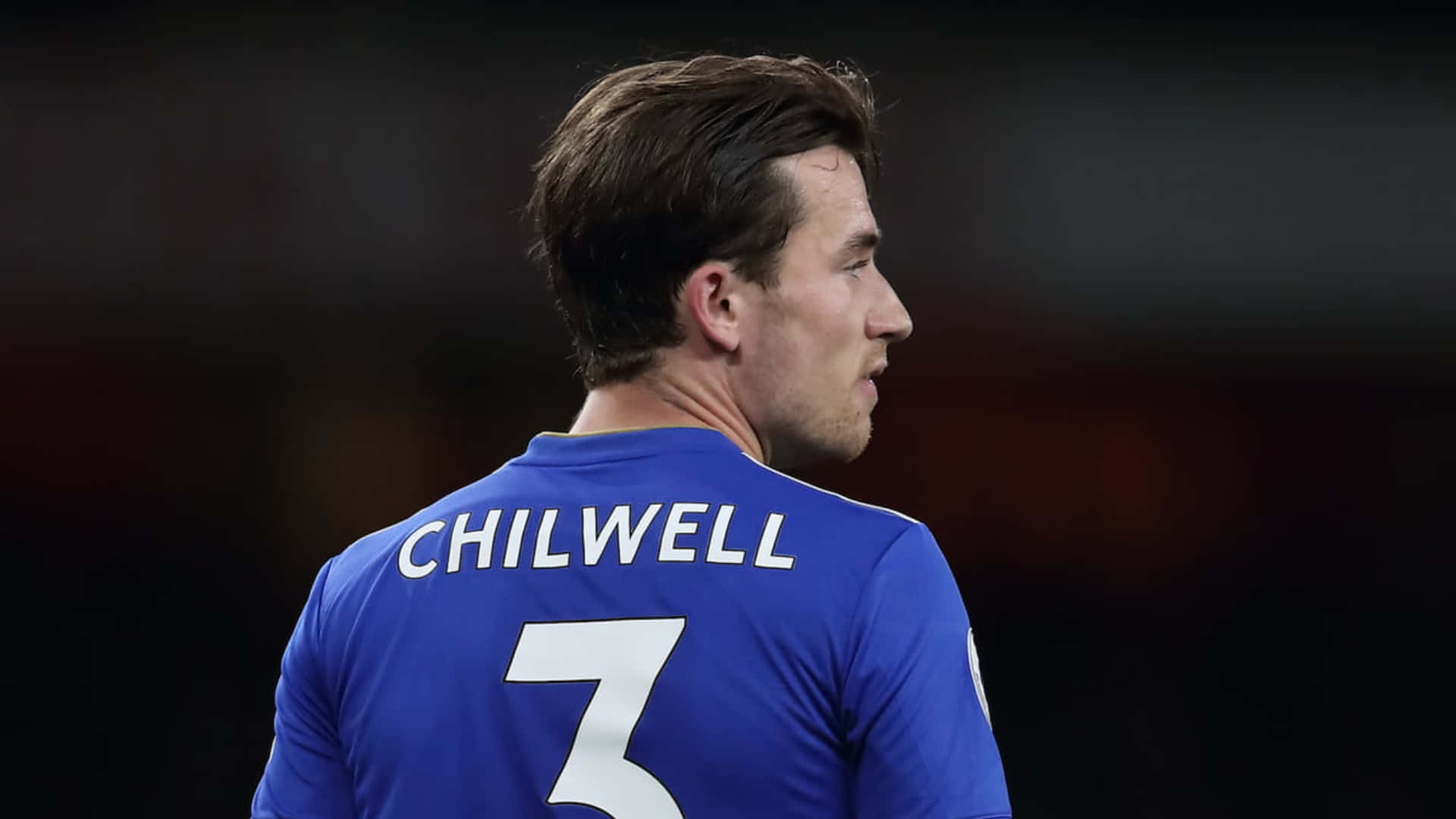 身穿藍色球衣、印有名字Chilwell和3號的足球運動員。