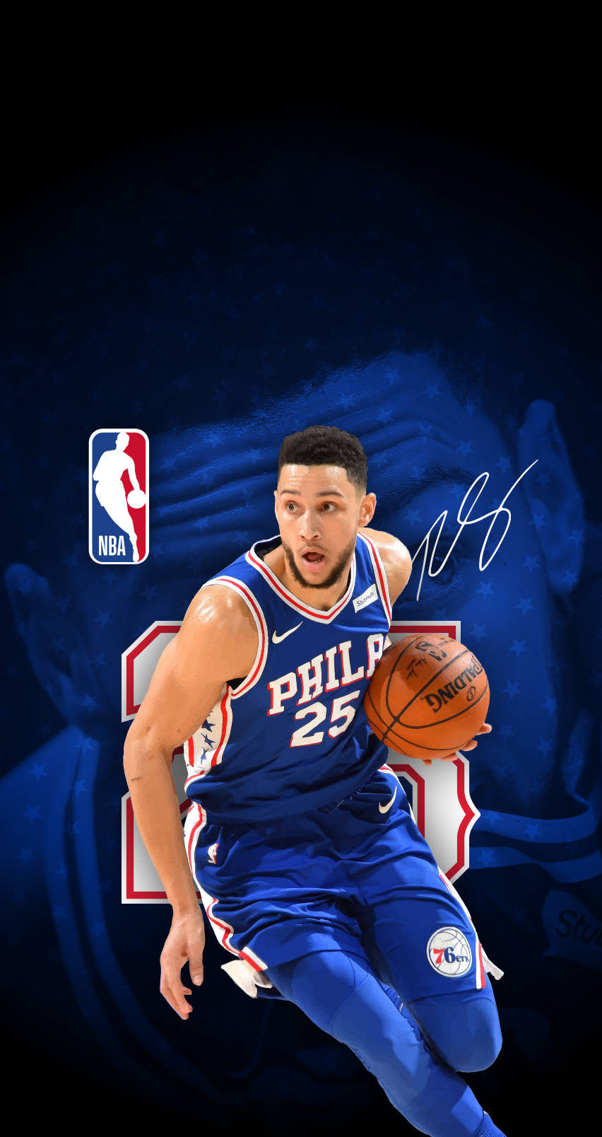 本·西蒙斯著名NBA球員肖像 壁紙 — 籃球運動員賓·西蒙斯身穿藍色費城76人隊球衣，在帶有NBA標誌的深藍色抽象背景前運球。