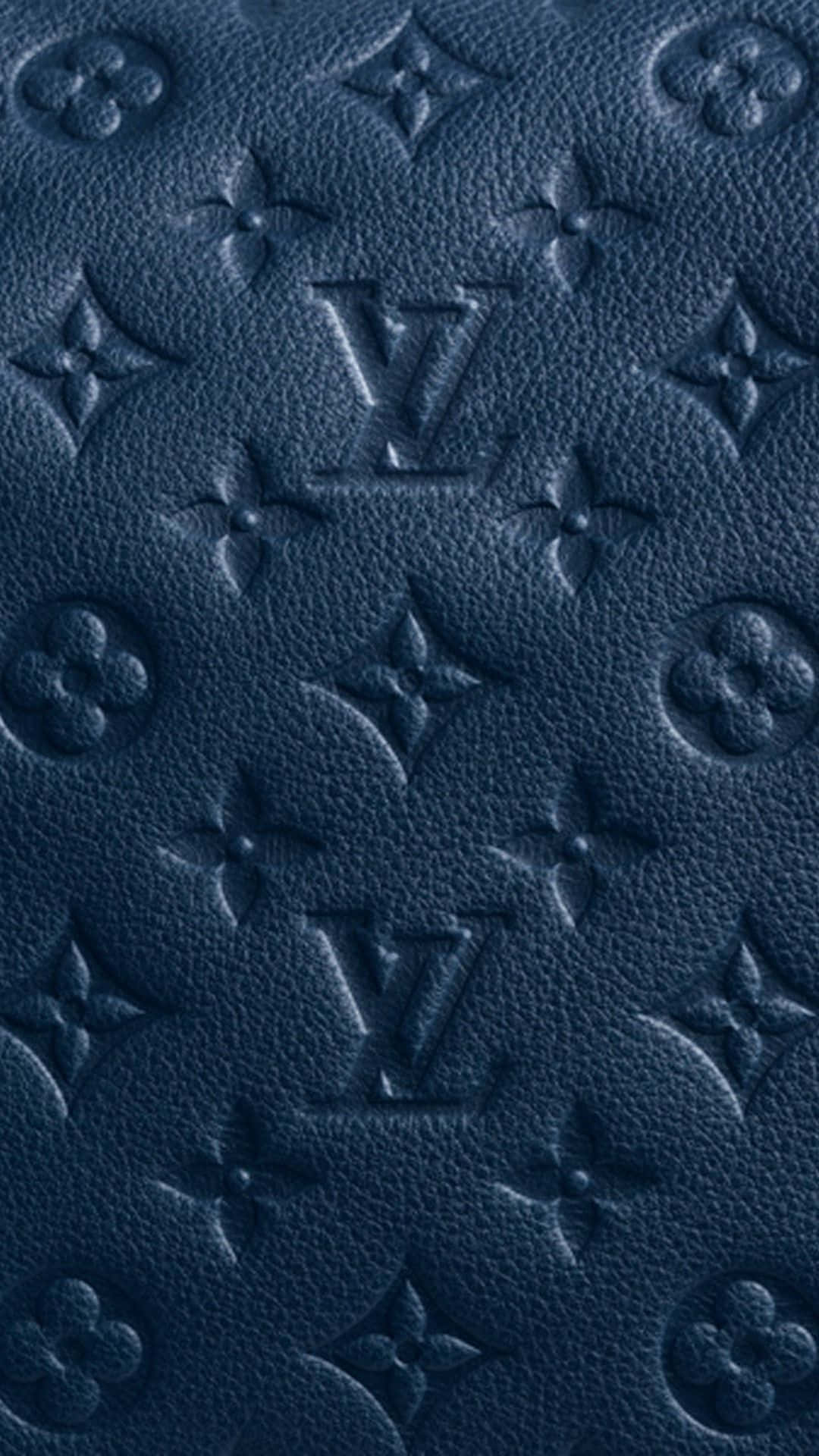 帶有 Louis Vuitton 字母組合壓印的藍色皮革特寫。