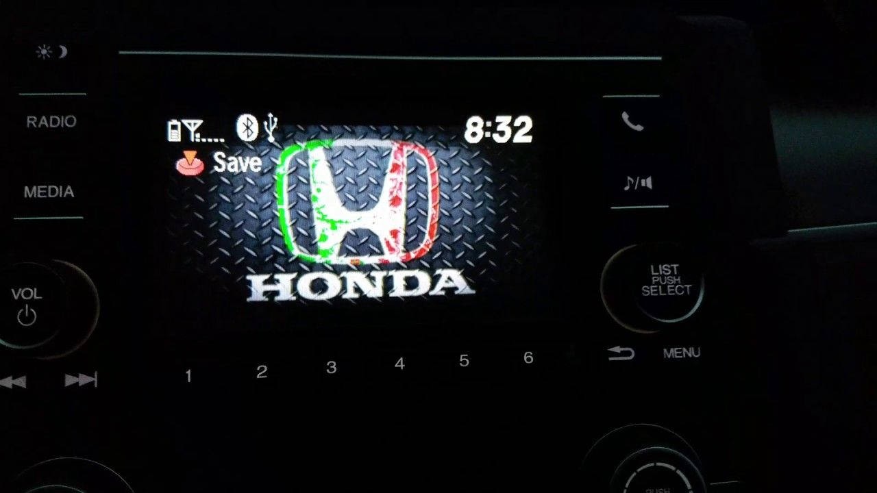 夜間汽車儀表板屏幕顯示帶有數位界面的 Honda 標誌。