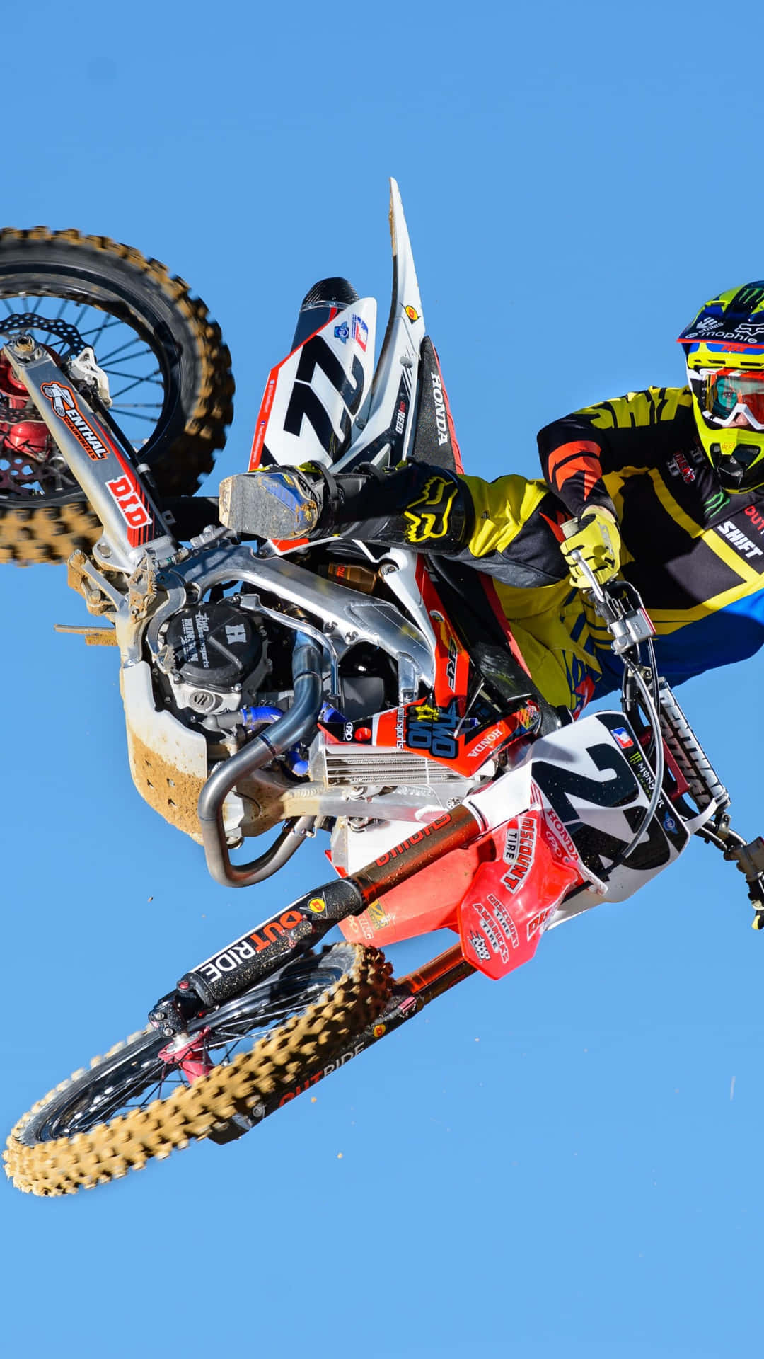 越野電單車手在藍天下騎 dirt bike 空中跳躍