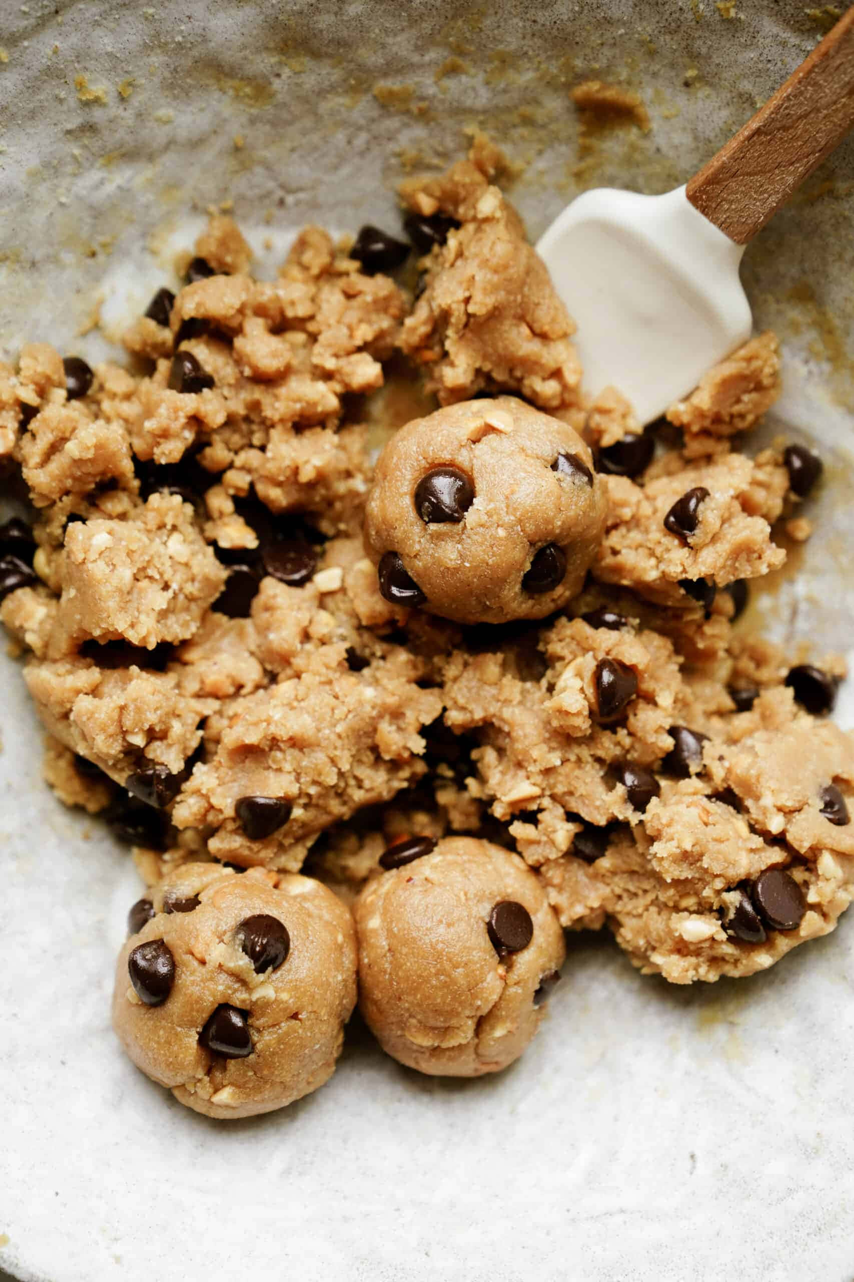 Cookie 桌布 壁紙 — 朱古力曲奇麵糰球放在攪拌碗中，配以刮刀的近距離特寫。