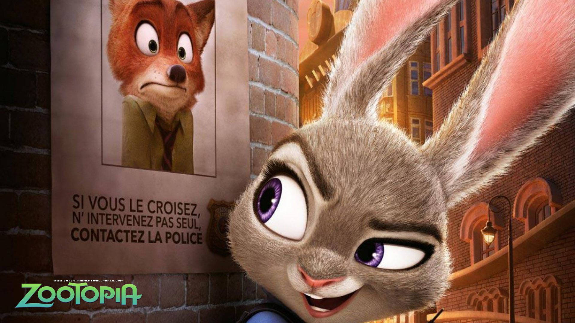 Judy Hopps 在夜間城市小巷中站在 Nick Wilde 的通緝海報旁微笑。