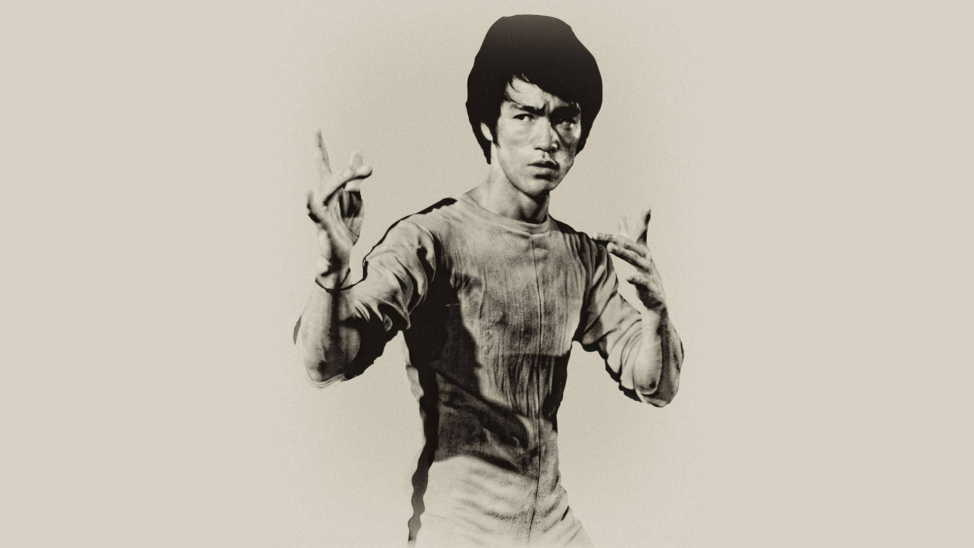 李小龍穿著傳統襯衫擺出武術姿勢。