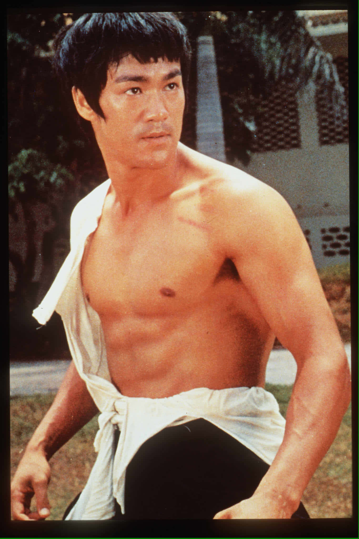 李小龍武術姿勢，赤裸上身，白色長袍繫在腰間。 — 李小龍 壁紙