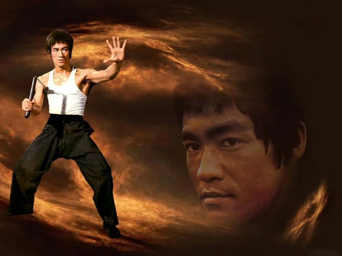 李小龍以戰鬥姿勢手持雙節棍，背景是熾熱的火焰，並有他的面部肖像。 — 李小龍 壁紙