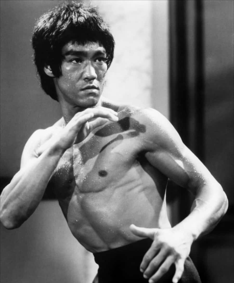 李小龍的武術戰鬥姿勢，皮膚上有汗水。 — 李小龍 壁紙