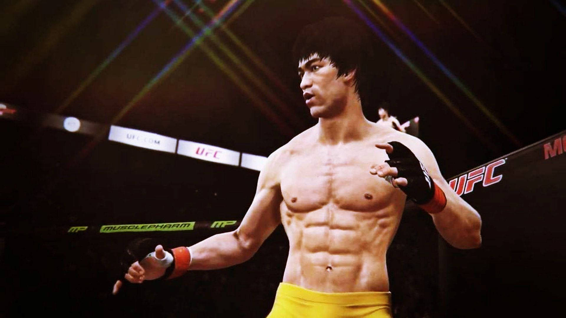 一位穿著黃色短褲的戰士站在舞台燈光下的UFC八角籠中。