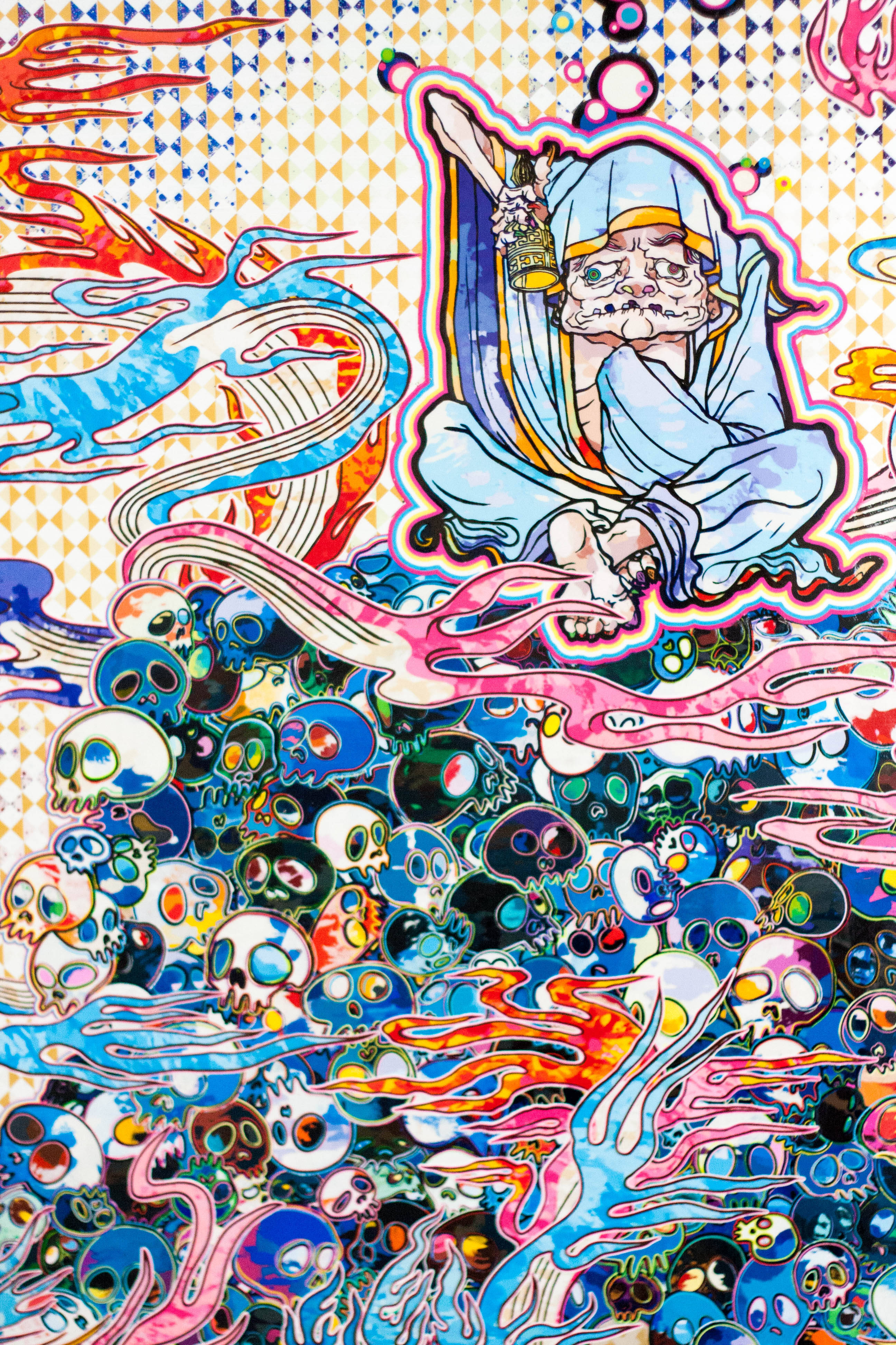 村上隆和平 4K 壁紙 — 一幅迷幻插圖，描繪一位寧靜的僧侶被旋轉的火焰和色彩繽紛的頭骨海洋包圍。