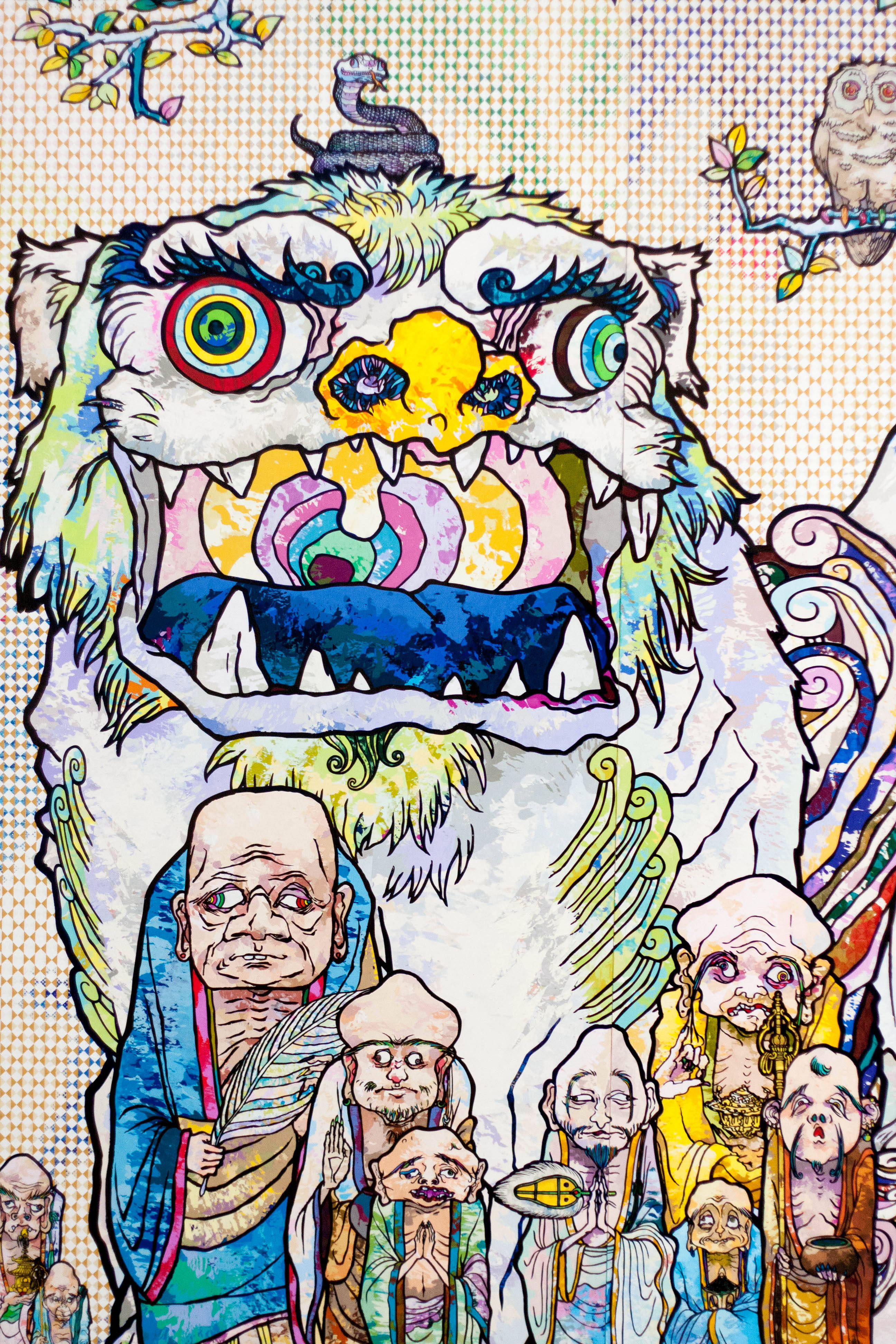 村上隆守護者 4K 壁紙 — 一個充滿活力的風格化插圖，描繪了一隻多眼神話野獸，下方有僧侶，背景為圓點。