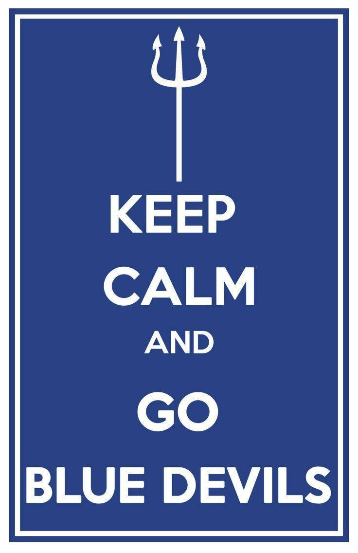 藍白相間的「Keep Calm and Go Blue Devils」運動隊海報，附有三叉戟。