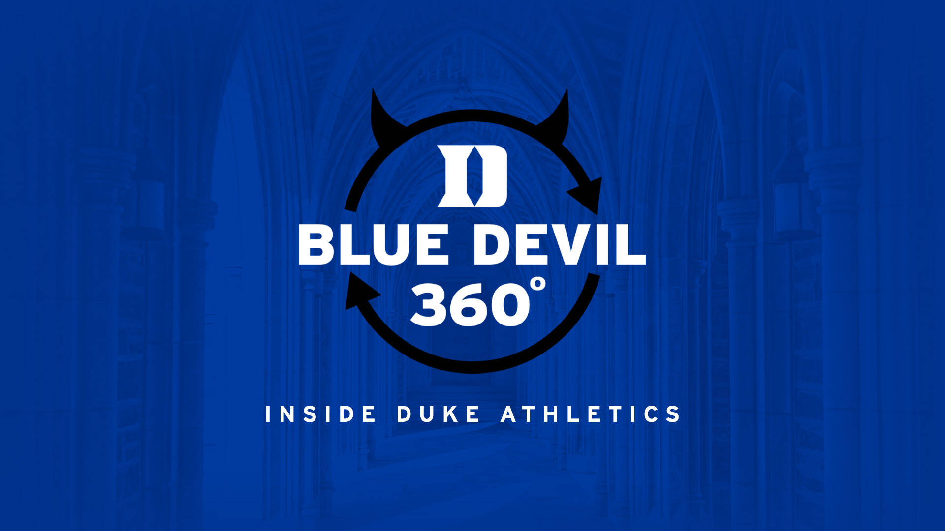 杜克藍魔鬼360 壁紙 — 帶有惡魔角和箭頭的醒目白色「Blue Devil 360」標誌，在深藍色哥德式大教堂走廊背景下旋轉。