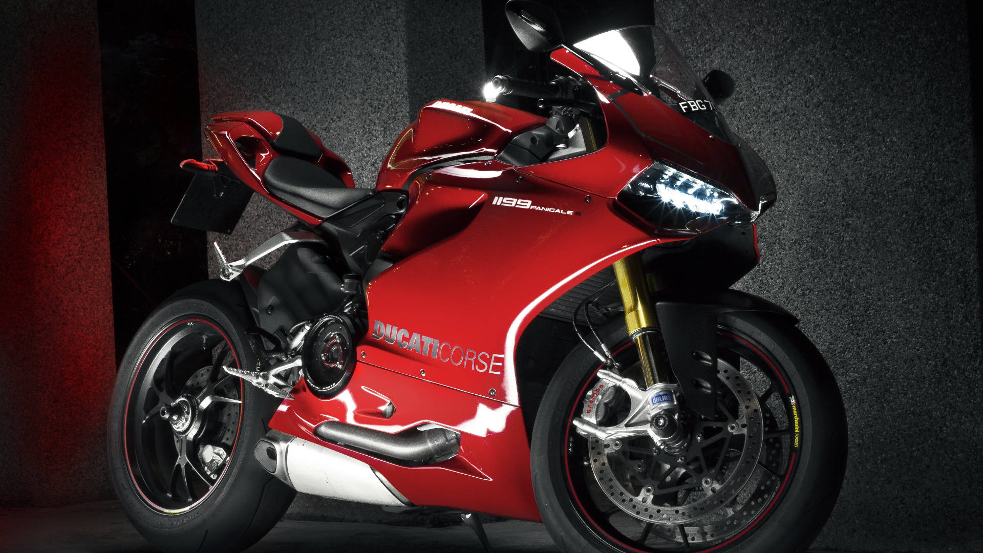 紅色Ducati 1199 Panigale運動電單車在攝影棚中，帶有戲劇性燈光。
