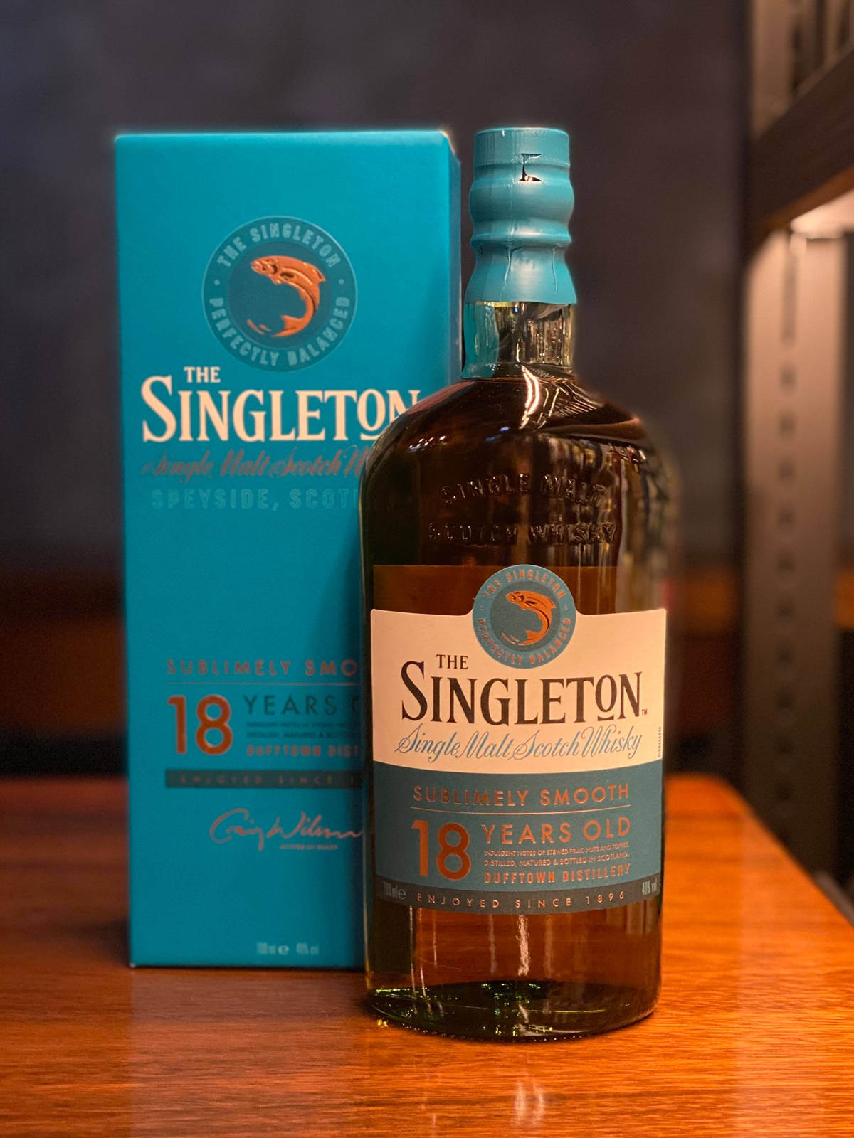 Singleton 18年威士忌酒瓶和盒子在木架上