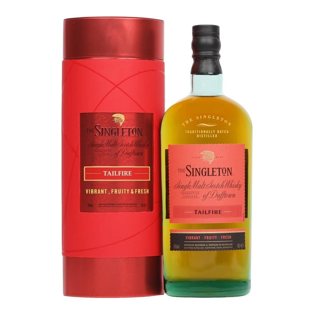 紅色Singleton威士忌酒瓶和相配的圓柱形盒子，帶有標籤細節。
