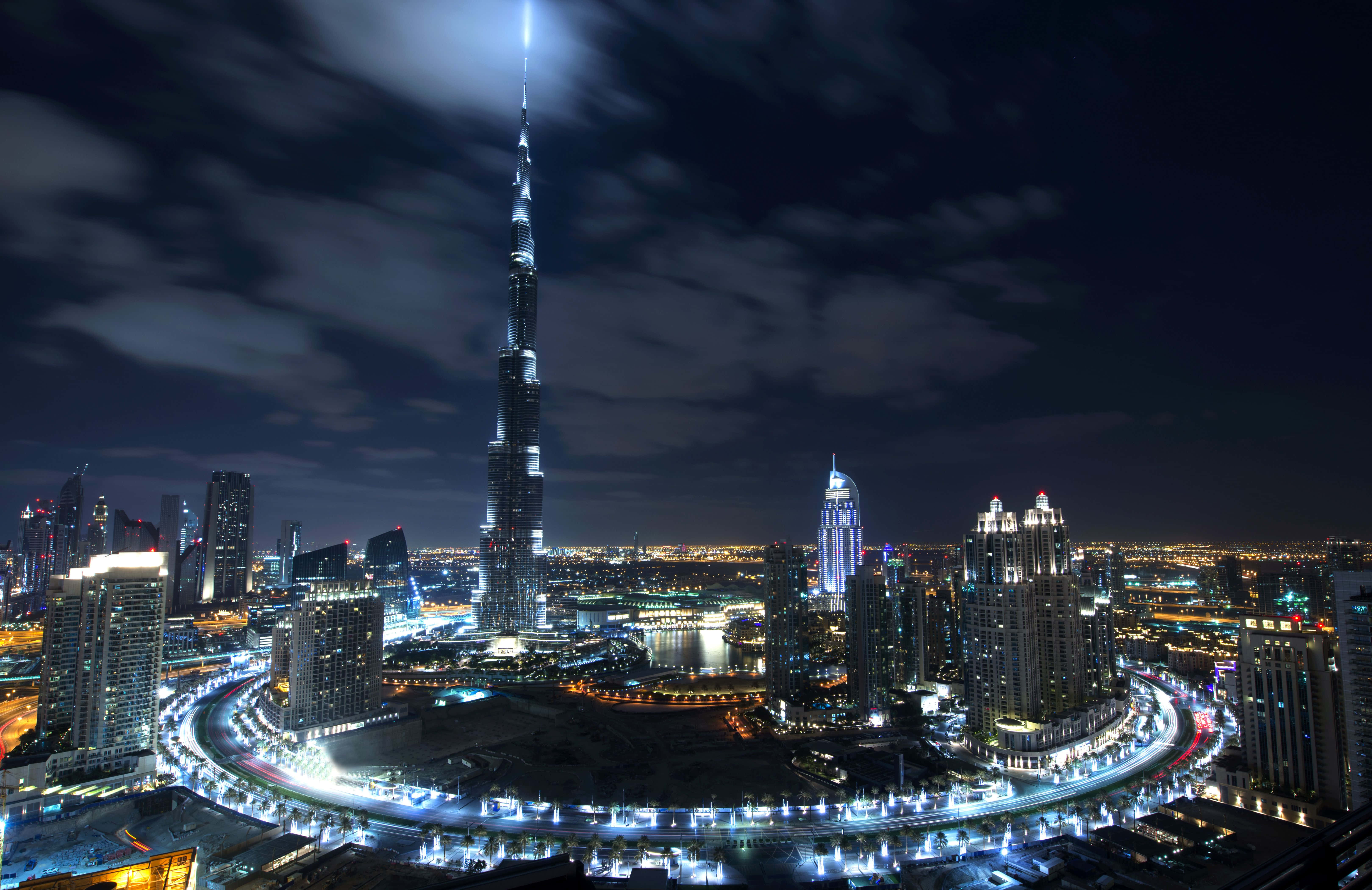 Dubai 桌布 壁紙 — 杜拜天際線的耀眼夜景，以燈火通明的哈利法塔和閃爍的城市燈光為主導。