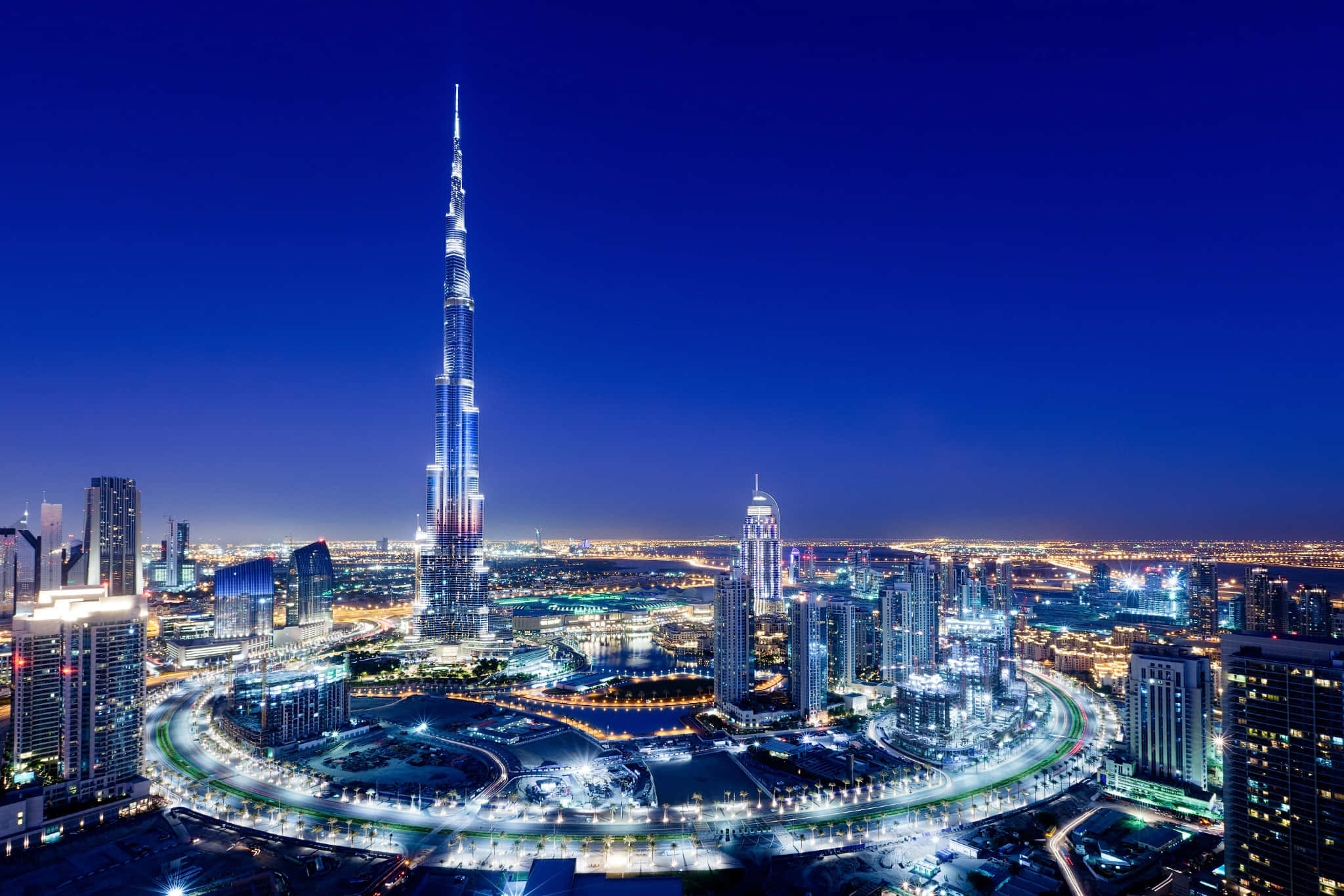 Burj Khalifa 桌布 壁紙 — 杜拜天際線的鳥瞰夜景，哈利法塔在深藍色天空中閃耀。
