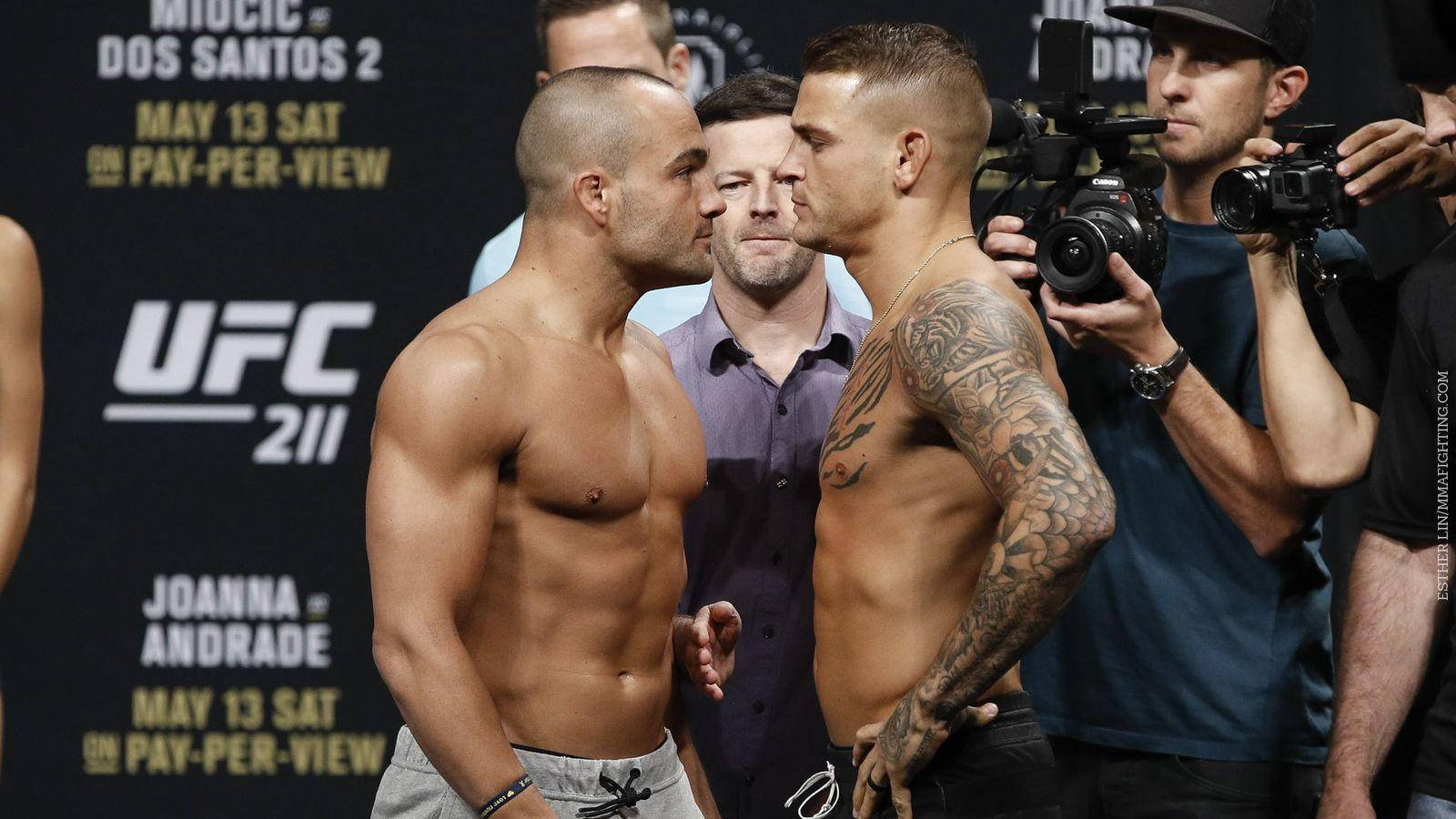 兩名男性MMA拳手在UFC磅重活動中互相凝視。