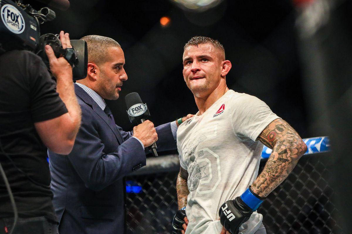 紋身的MMA拳手在八角籠內接受記者訪問。