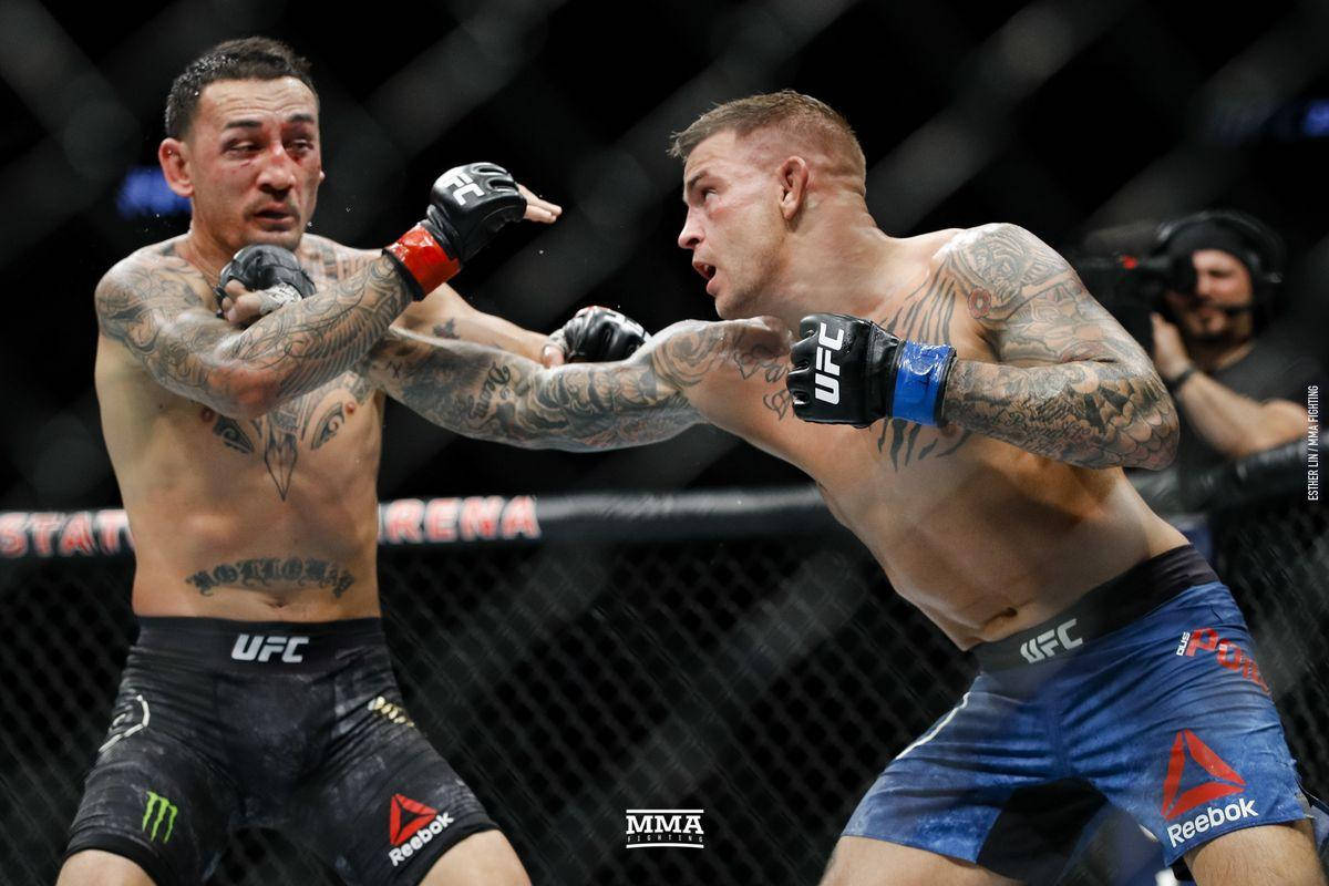 兩名男性拳手在MMA籠中比賽時互相出拳。